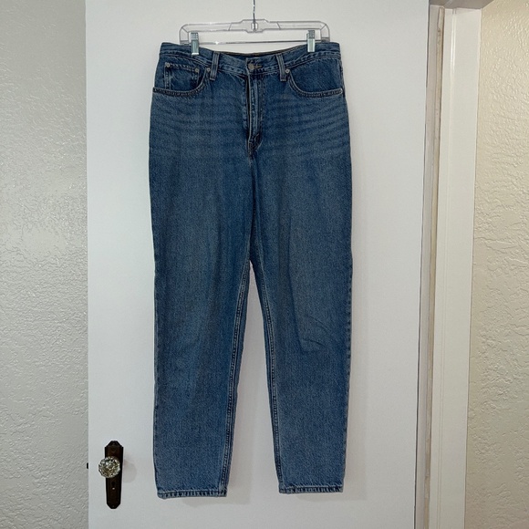 Levi's Women's 80's Mom Jean Size 31W 30L in Medium Wash - Picture 1 of 5
